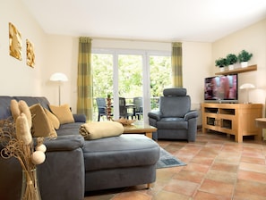 TV, DVD-spiller, bøker og musikkbibliotek