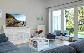 TV, DVD player, biblioteca musical, aparelho de som