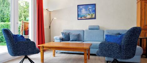 Fernseher, DVD-Player, Musikbibliothek, Stereoanlage