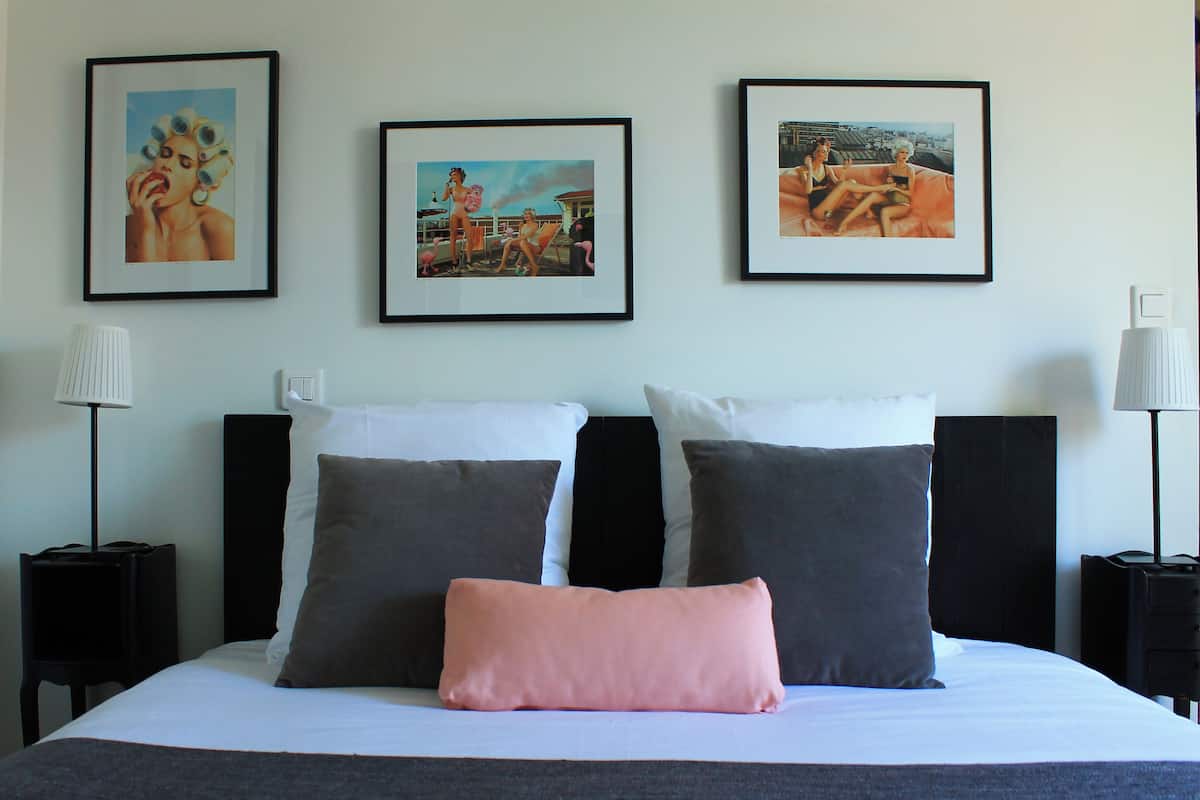 Decoración personalizada, muebles diferentes y cortinas blackout