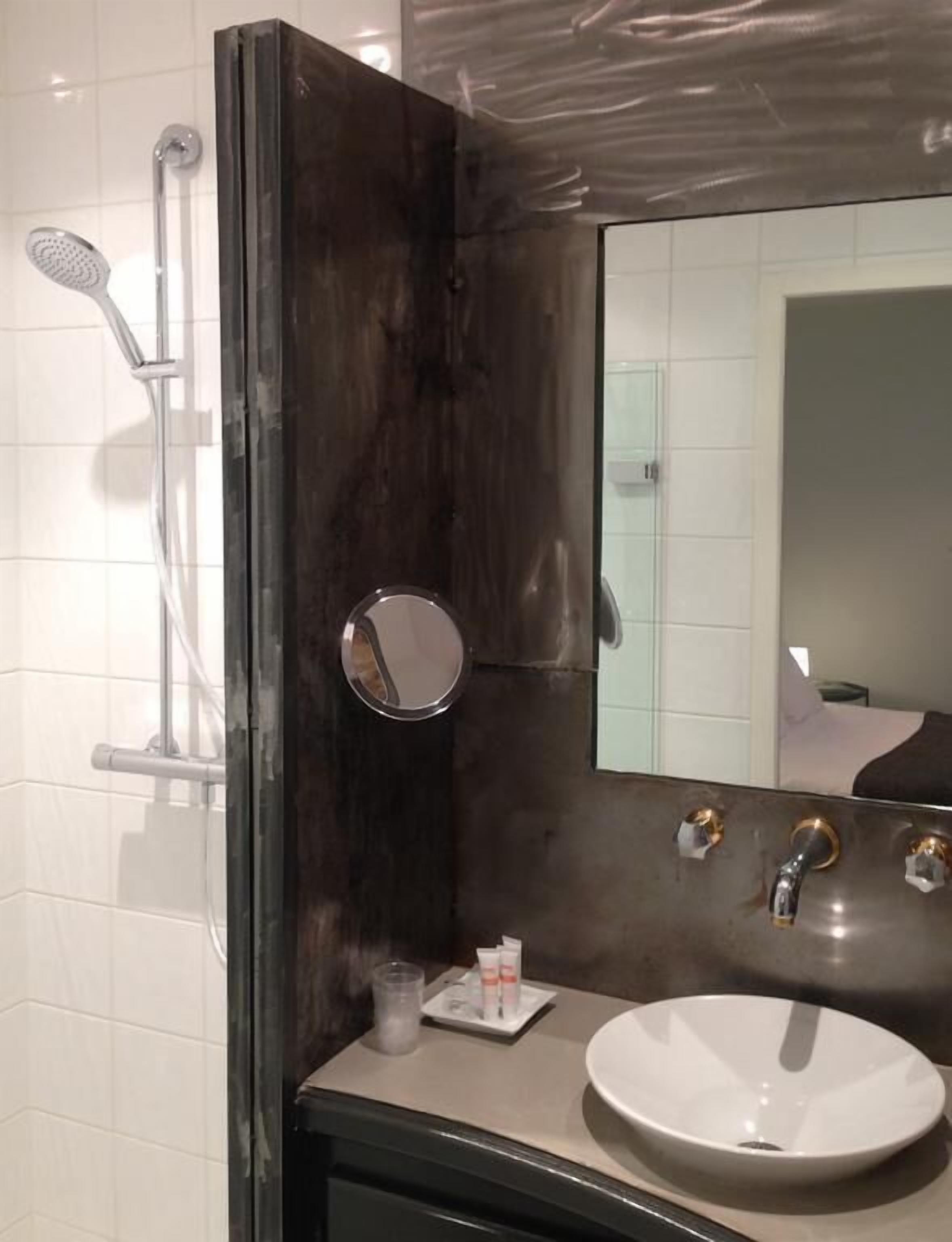 comfort double room (small) | bathroom | shower, towels