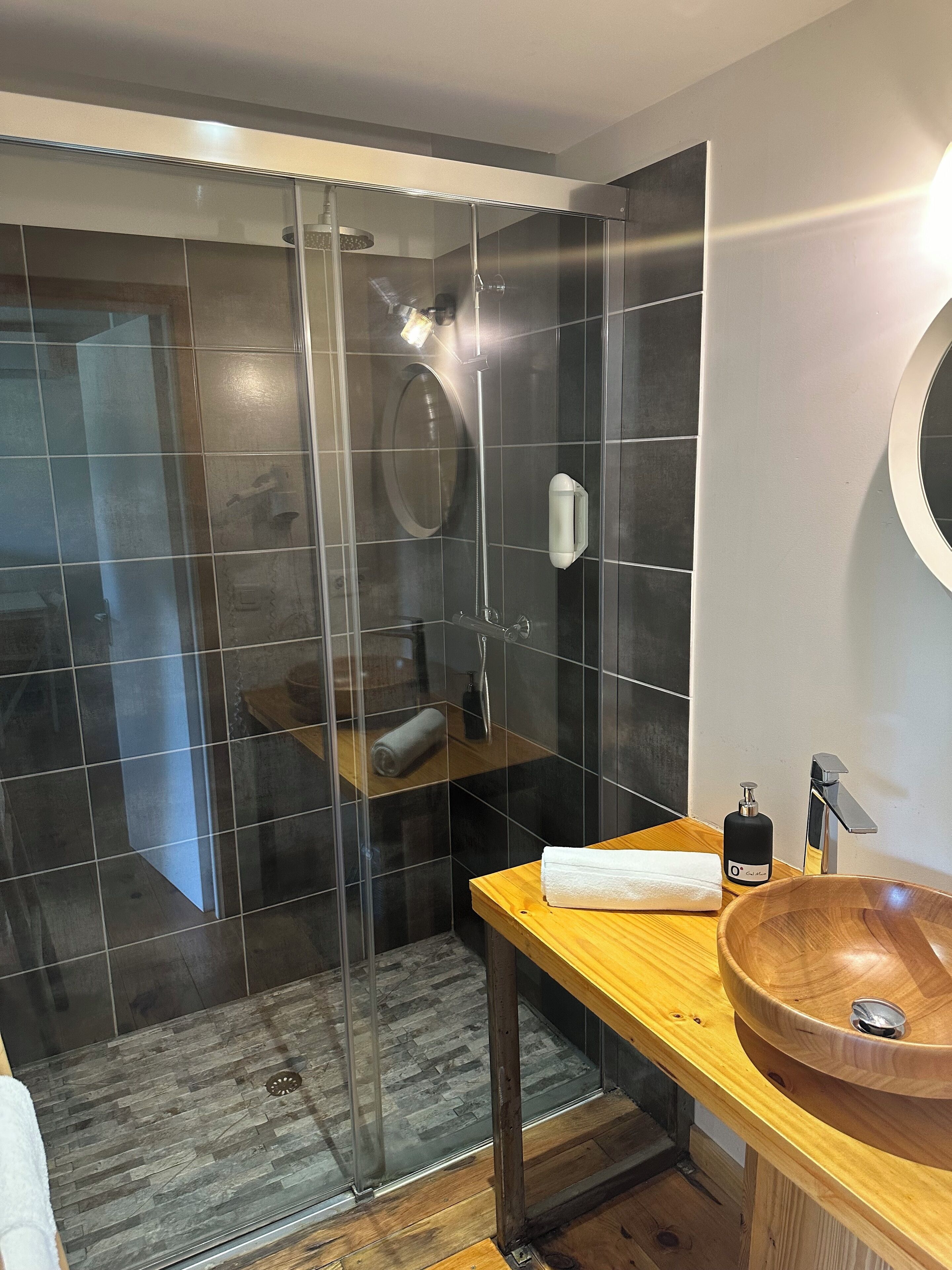 superior double room, terrace | bathroom | shower, towels