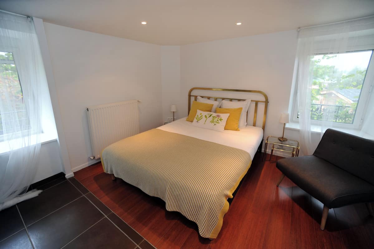 Decoración personalizada, muebles diferentes y cortinas blackout