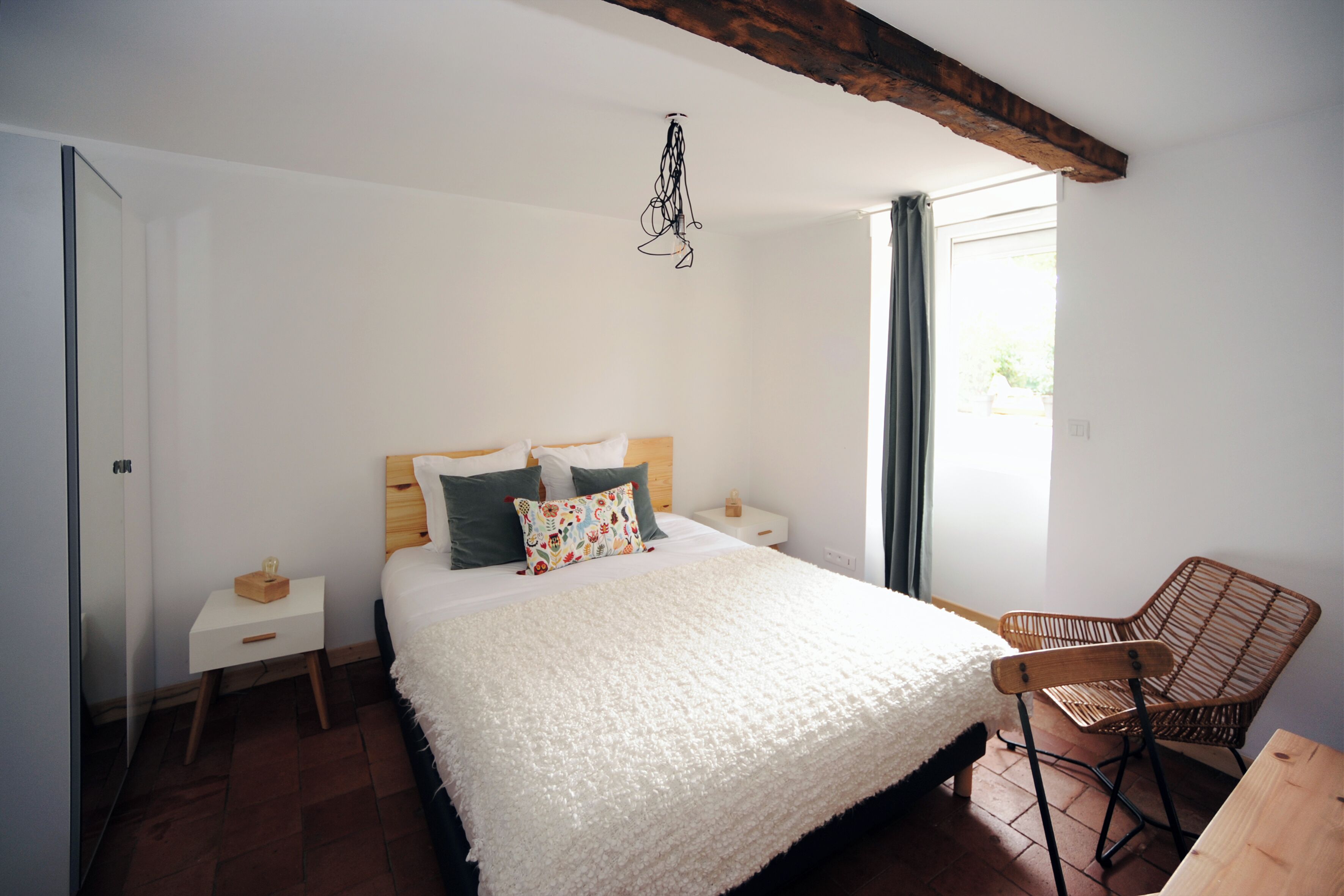 Decoración personalizada, muebles diferentes y cortinas blackout 