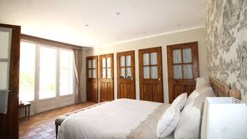 4 chambres, coffres-forts dans les chambres, fer et planche Ă repasser