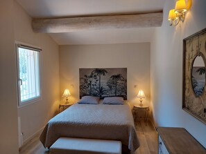 4 bedrooms, in-room safe, iron/ironing board, travel crib - 5-star villa, air-conditioned, quiet, view of the Alpilles, heated pool (Mollégès)