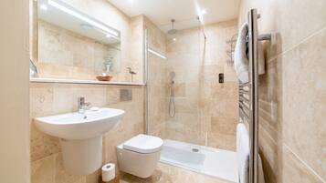 Douche, sèche-cheveux, serviettes fournies, savon