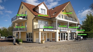A two-story building with balconies, labeled with names like "Morgensturm" and "Sommerroth". - Apartment Südwind - Beachfront Holiday! (Insel Poel / OT Schwarzer Busch)