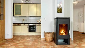 Coffee/tea maker, fridge, microwave, oven