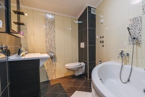 Appartement Deluxe | Salle de bain | Séchoir à cheveux, serviettes fournies, papier de toilette