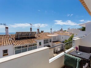 Outdoor dining - Mariners (2) - Bright and stylish apartment - 2 minute walk to the beach (Luz)
