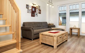 Fernseher, Kamin, DVD-Player, Bücher