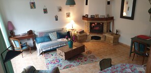 Fernseher, Kamin, DVD-Player, Bücher