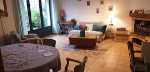 TV, fireplace, DVD player, books