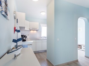 Fridge, oven, stovetop, coffee/tea maker