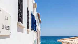 A coastal building with a sign reading "Rua do Posto". - Casa Pedro - Burgau - Unique Converted Fisherman's Cottage (Budens)