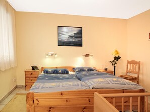 2 bedrooms, travel cot, free WiFi - Haus Kulschewski - Quietly located holiday home for up to 6 people in Kaltenhof. (Insel Poel / OT Kaltenhof)