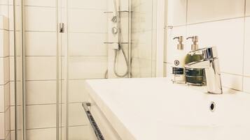 Apartemen, 1 kamar tidur | Kamar mandi | Shower, pengering rambut, handuk, dan sabun