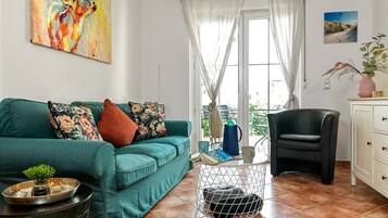 Fernseher, DVD-Player, Bücher, Stereoanlage