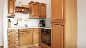 Fridge, oven, stovetop, coffee/tea maker