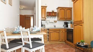 Fridge, oven, stovetop, coffee/tea maker