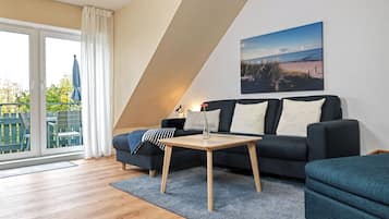 Fernseher, DVD-Player, Bücher, Stereoanlage