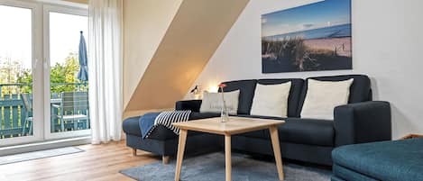 TV, DVD-spiller, bøker og stereoanlegg