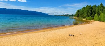 Cozy Cascade Cabin, Short Walk to the Lake!