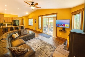 Smart TV, fireplace - Cozy Cascade Cabin, Short Walk to the Lake! (Cascade)