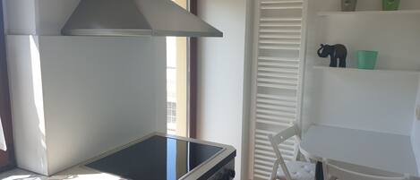 Kühlschrank, Ofen, Herdplatte, Wasserkocher mit Kaffee-/Teezubehör