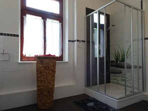 Shower, hair dryer, towels, soap - Vacation apartment in a historic villa for up to 6 people (Dresden)