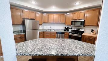 Geladeira, micro-ondas, fogão, cooktop