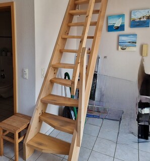 Una escalera interior de madera en un entorno residencial.