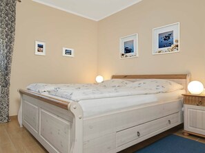 2 chambres, fer et planche à repasser, lit de bébé portatif