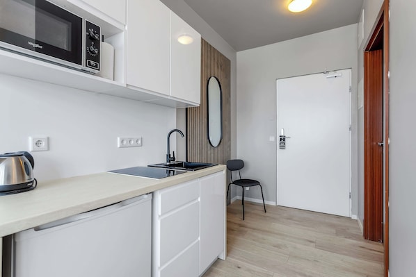 Refrigerador, microondas, placa de cocina, silla alta para bebés