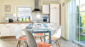 Wasserkocher mit Kaffee-/Teezubehör, Kühlschrank, Mikrowelle, Ofen