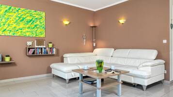 Fernseher, DVD-Player, Bücher, Stereoanlage