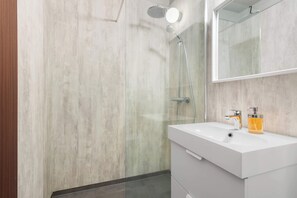 Shower, hair dryer, towels