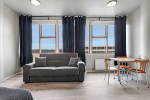 TV - Iceland Comfort Apartments Studio 3 Adults (Kópavogur)