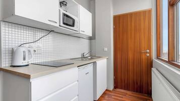 Fridge, microwave, stovetop, cookware/dishes/utensils