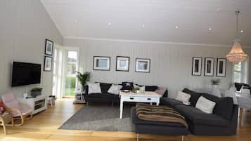 House, 5 Bedrooms | Living area | Flat-screen TV