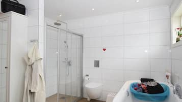 House, 5 Bedrooms | Bathroom | Shower, hair dryer, towels, soap