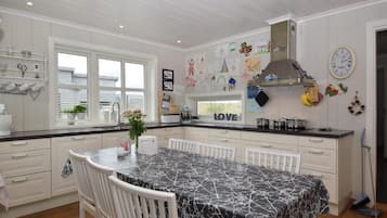 House, 5 Bedrooms | Private kitchen | Fridge, oven, stovetop, dishwasher