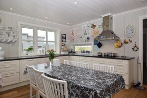 House, 5 Bedrooms | Private kitchen | Fridge, oven, stovetop, dishwasher