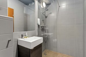 Ducha, secador de pelo y toallas