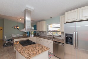 Fridge, microwave, oven, stovetop - Boaters Delight! Great Location! Fair Price! (Marathon)