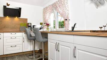 Kühlschrank, Mikrowelle, Herdplatte, Wasserkocher mit Kaffee-/Teezubehör