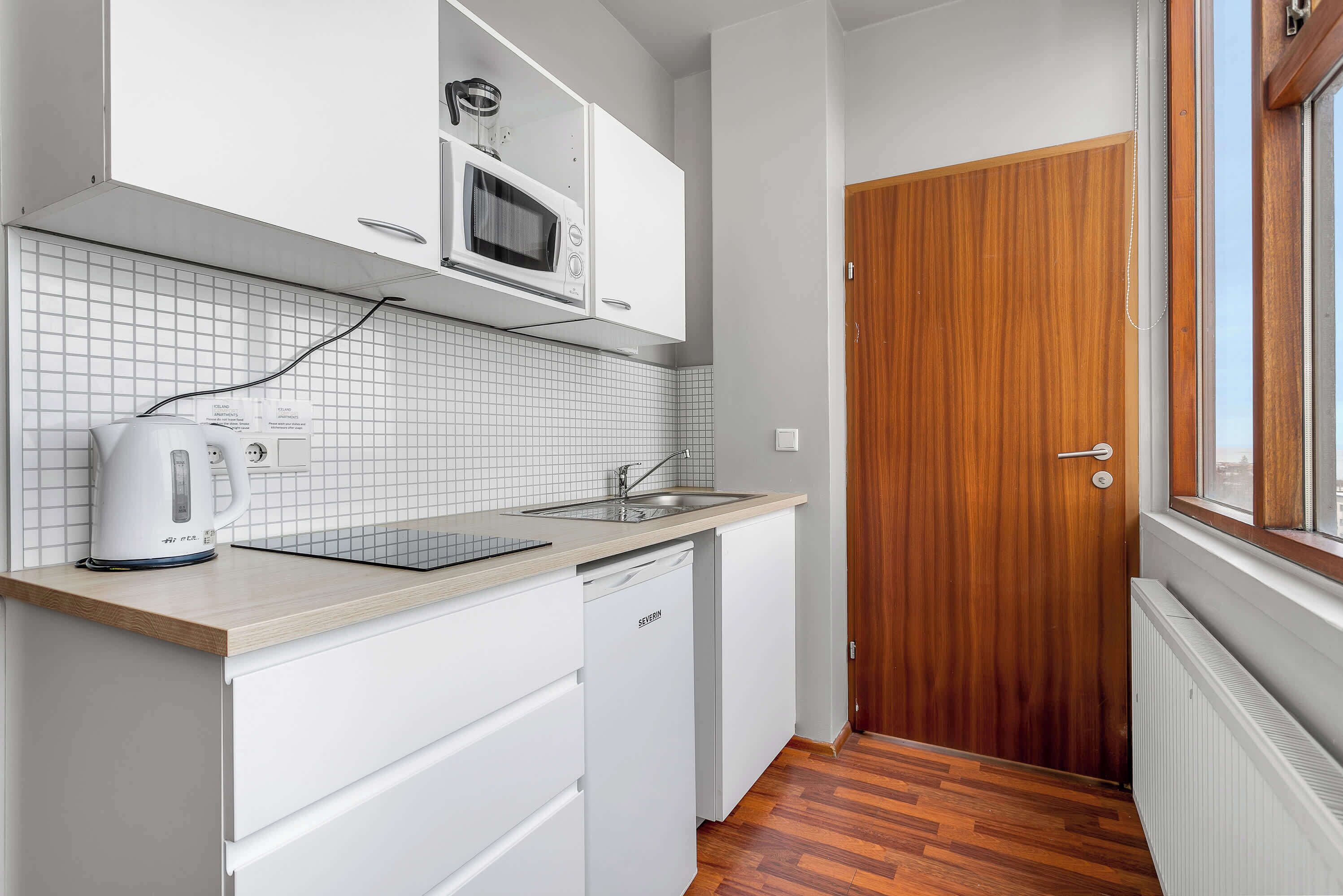 Refrigerador, microondas, parrilla de estufa y utensilios de cocina 