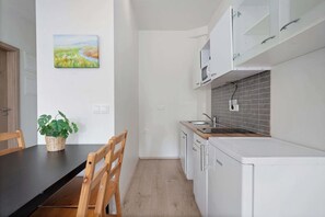 Refrigerador, microondas, parrilla de estufa y cafetera y tetera 