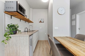 Réfrigérateur, micro-ondes, plaque de cuisson, cafetiÚre/bouilloire